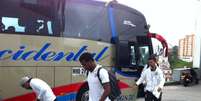 Gil desembarca do &ocirc;nibus em Manizales: Corinthians enfrentou "maratona" para chegar  Foto: Leandro Miranda / Terra