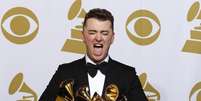 Sam Smith posa com os quatro prêmios Grammy recebidos em Los Angeles. 08/02/2015  Foto: Mike Blake / Reuters