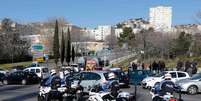 <p>Polícia francesa em rua de Marselha, onde homens atiraram contra polícia</p>  Foto: Jean-Paul Pelissier / Reuters