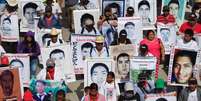 Familiares seguram cartazes de alguns dos 43 estudantes desaparecidos no México, durante protesto em Chilpancingo. 05/02/2015  Foto: Jorge Dan Lopez / Reuters