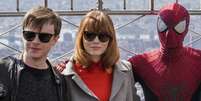 Membros do elenco do filme "O Espetacular Homem-Aranha 2" Dane DeHaan (esquerda) e Emma Stone (centro) posam com um dublê vestido de Homem-Aranha durante sessão de fotos para divulgação, no Empire State Building em Nova York. 25/04/2014  Foto: Brendan McDermid / Reuters