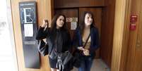 Manon Serrano (esquerda) deixa o tribunal junto com a mãe biológica Sophie Serrano, 20 anos após ser trocada na maternidade  Foto: AFP