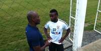 Mendoza conversa com Rinc&oacute;n ap&oacute;s treino do Corinthians: ex-jogador foi bem mais assediado que o atacante  Foto: Leandro Miranda / Terra