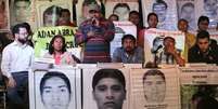 Familiares dos 43 estudantes desaparecidos no México em setembro passado participam de coletiva de imprensa no Centro de Direitos Humanos Miguel Agustín Pro Juarez na Cidade do México, em 9 de fevereiro  Foto: Reuters