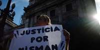 <p>Mulher segura cartaz que diz "Justiça por Nisman" durante protesto em frente ao Congresso argentino.</p>  Foto: Marcos Brindicci / Reuters