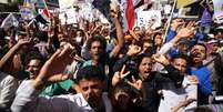 <p>Manifestantes protestam contra governo do grupo houthi, no Iêmen</p>  Foto: Mohamed al-Sayaghi / Reuters