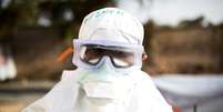 <p>Agente de saúde usa proteção contra ebola em Serra Leoa</p>  Foto: Baz Ratner / Reuters