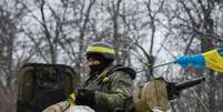 Membro das Forças Armadas ucranianas num transporte blindado perto de Debaltseve. 10/02/2015  Foto: Gleb Garanich / Reuters