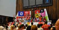 <p>Em greve desde segunda-feira, servidores públicos do Paraná ocuparam o plenário da Assembleia Legislativa, em Curitiba</p>  Foto: Gustavo Vidal/APP Sindicato / Divulgação