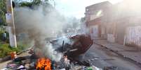 <p>Moradores colocaram fogo em um carro e pedaços de madeira em protesto contra a reiteração de posse</p>  Foto: Marcos Bezerra / Futura Press