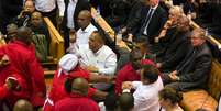 Membros do partido Lutadores pela Liberdade Econômica (LLE), em vermelho, entram em confronto com seguranças no Parlamento da África do Sul. 12/02/2015.  Foto: Rodger Bosch / Reuters