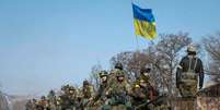 <p>Membros das Forças Armadas da Ucrânia perto de Debaltseve</p>  Foto: Gleb Garanich / Reuters