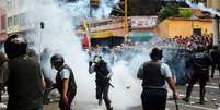 <p>Policiais entram em confronto com estudantes que são contra o governo, em San Cristobal, na Venezuela, em 12 de fevereiro</p>  Foto: Carlos Eduardo / Reuters