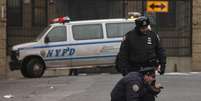 Policiais de Nova York fazem buscas em local de tiroteio no Bronx. 06/01/2015  Foto: Adrees Latif / Reuters