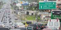 Tr&aacute;fego fica carregado na ilha durante todo o ver&atilde;o  Foto: Fabr&iacute;cio Escandiuzzi / Especial para Terra