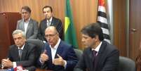 O secretário de Recursos Hídricos, Benedito Braga, o governador Geraldo Alckmin (PSDB) e o prefeito de São Paulo, Fernando Haddad (PT), falam sobre a criação de um plano de contingência contra a falta de água  Foto: Débora Melo / Terra