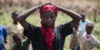 Menina aguarda a decolagem de um helicóptero em Koidu, no leste de Serra Leoa, no ano passado. 18/12/2014  Foto: Baz Ratner / Reuters