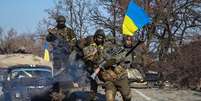 Soldados ucranianos perto de Debaltseve. 12/02/2015  Foto: Gleb Garanich / Reuters
