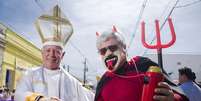 Até mesmo o Papa e o Diabo deram uma trégua para curtir este Carnaval  Foto: Marcelo Soares / PrimaPagina