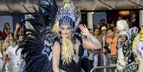 Com Ellen Rocche como rainha de bateria, Rosas de Ouro levou o mundo de conto de fadas para o sambódromo  Foto: Léo Franco / AgNews