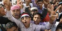 Manifestantes gritam slogans durante uma manifestação contra a milícia xiita houthi em Taiz, em 14 de fevereiro  Foto: Mohamed al-Sayaghi / Reuters