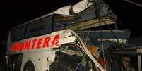 <p>Destroços do ônibus que colidiu com o trem em Anahua são vistos no local do acidente, no estado de Nuevo León</p>  Foto: El Manana de Nuevo Laredo  / Reuters