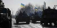 Membros das forças armadas ucranianas num blindado de transporte perto de Debaltseve  Foto: Gleb Garanich / Reuters