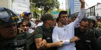 O líder da oposição venezuelana Leopoldo Lopez é escoltado por guardas nacionais antes de se entregar em Caracas, em 18 de fevereiro de 2014  Foto: Jorge Silva / Reuters