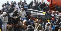 Migrantes chegam à Itália fugindo dos conflitos na Líbia  Foto: Antonio Parrinello  / Reuters