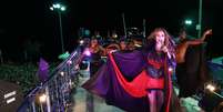 <p>Cantora Daniela Mercury puxa trio usando fantasia de vampira</p>  Foto: Dilson Silva / AgNews
