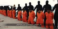 Vídeo divulgado pelo Estado Islâmico em 16 de fevereriro mostra a decapitação de 21 egípcios em uma praia da Líbia  Foto: Reuters