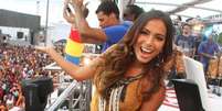 Anitta foi até o chão em trio do harmonia do Samba  Foto: AgNews
