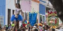 A recifense Luciana Lima mostrou desenvoltura em cima da vara mais cobiçada do Carnaval pernambucano   Foto: Marcelo Soares / PrimaPagina