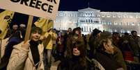 Gregos se reúnem em frente ao parlamento durante uma manifestação pró- governo em Atenas  Foto: Louisa Gouliamaki / AFP