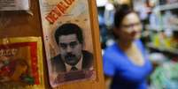 Uma nota com o rosto do presidente Nicol&aacute;s Maduro e a palavra "desvalorizada" &eacute; vista em um mercado em Caracas, em 13 de fevereiro   Foto: Jorge Silva  / Reuters