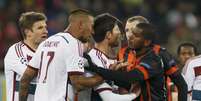 Jogadores de Bayern de Munique e Shakhtar Donetsk se desentendem no primeiro tempo da partida  Foto: Valentyn Ogirenko / Reuters