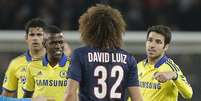 David Luiz discute com jogadores do Chelsea no duelo pela Champions League  Foto: Christophe Ena / AP