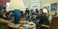 <p>Em imagem de arquivo, o presidente americano, Barack Obama, se reune com um grupo de &quot;dreamers&quot;, no Sal&atilde;o Oval da Casa Branca, em Washington</p>  Foto: Evan Vucci / AP