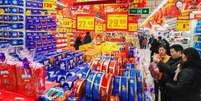 Consumidores escolhem produtos num supermercado em Lianyungang, na província de Jiangsu. 09/02/2015  Foto: Stringer / Reuters