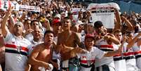 Torcida do São Paulo no primeiro clássico na Arena Corinthians: cerca de 2 mil torcedores do clube são esperados no jogo de quarta  Foto: Alexandre Schneider / Getty Images 