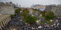 Argentinos se reúnem na Praça de Maio em manfestação realizada em memória de Alberto Nisman  Foto: AP