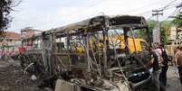 Ônibus ficou completamente destruído após o incêndio  Foto: José Lucena / Futura Press