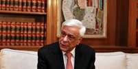 <p>Ex-ministro do Interior grego Prokopis Pavlopoulos conversa com o primeiro-ministro grego, Alexis Tsipras, em seu gabinete em Atenas, na Grécia, em 17 de fevereiro</p>  Foto: Alkis Konstantinidis / Reuters