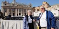 <p>Irmã Jeannine Gramick e Francis DeBernardo na Praça de São Pedro, no Vaticano, em 18 de fevereiro</p>  Foto: Giampiero Sposito / Reuters