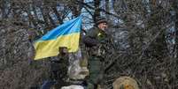 Militar ucrâniano em direção a Artemivsk. 18/02/2015  Foto: Gleb Garanich / Reuters