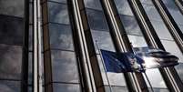 <p>Bandeira da Grécia e da UE em frente a um prédio em Atenas</p>  Foto: Alkis Konstantinidis / Reuters