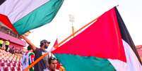 <p>Torcida do Palestino chegou cedo no estádio, mas ataque pode ter vindo de argentinos, por engano</p>  Foto: Martin Bernetti / AFP