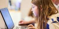 <p>Betsy, 7, participou de experimento para mostrar vulnerabilidade de redes públicas de wi-fi</p>  Foto: BBC Mundo / Copyright