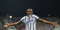 Elias marca belo gol e abre o placar para o Corinthians em Itaquera  Foto: André Penner / AP