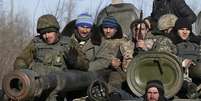 Militares ucrânianos em cima de um taque perto de Artemivsk, após saírem de Debaltseve. 18/02/2015  Foto: Gleb Garanich / Reuters